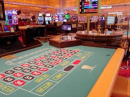 link togelon VIP Roulette displayed on a mobile phone screen with live dealer feed and betting interface